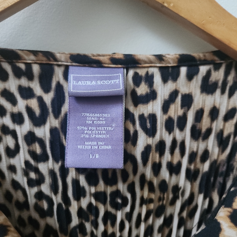 🔥SOLD🔥 Laura Scott Leopard Print Pleated Stretch Button Up Blouse Size Large - Picture 6 of 9